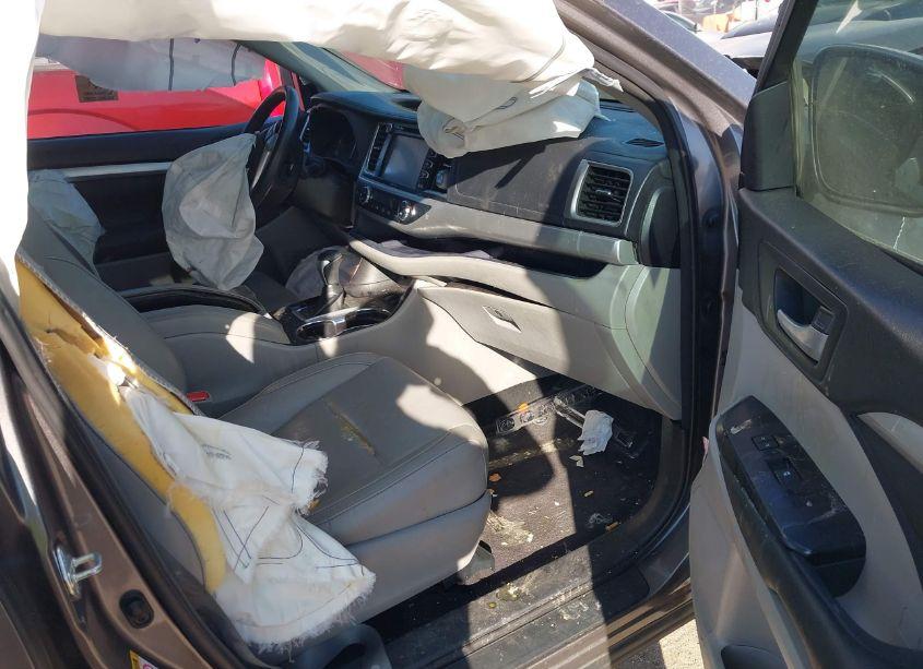 Photo 5 of 2015 Toyota Highlander XLE V6 (VIN 5TDKKRFH1FS106273)