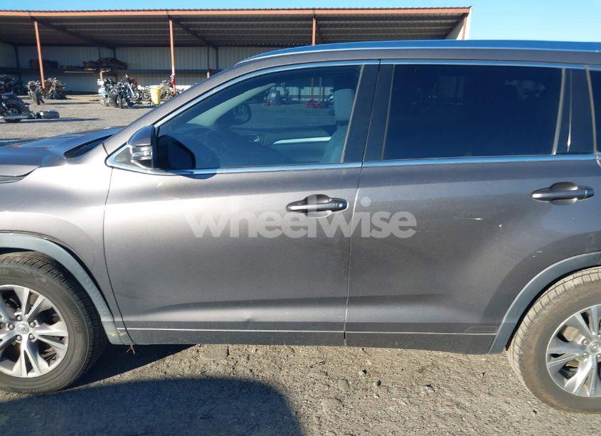 Photo 14 of 2015 Toyota Highlander XLE V6 (VIN 5TDKKRFH1FS117967)