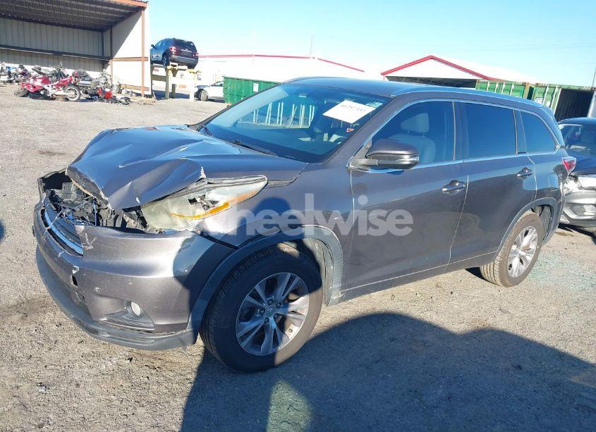 Photo 2 of 2015 Toyota Highlander XLE V6 (VIN 5TDKKRFH1FS117967)
