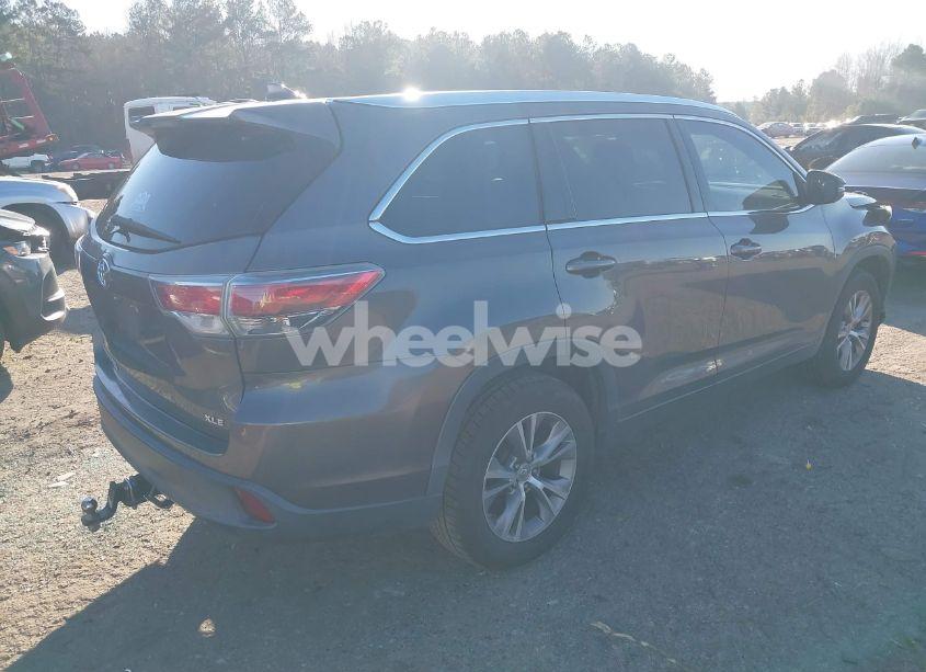 Photo 4 of 2015 Toyota Highlander XLE V6 (VIN 5TDKKRFH1FS117967)