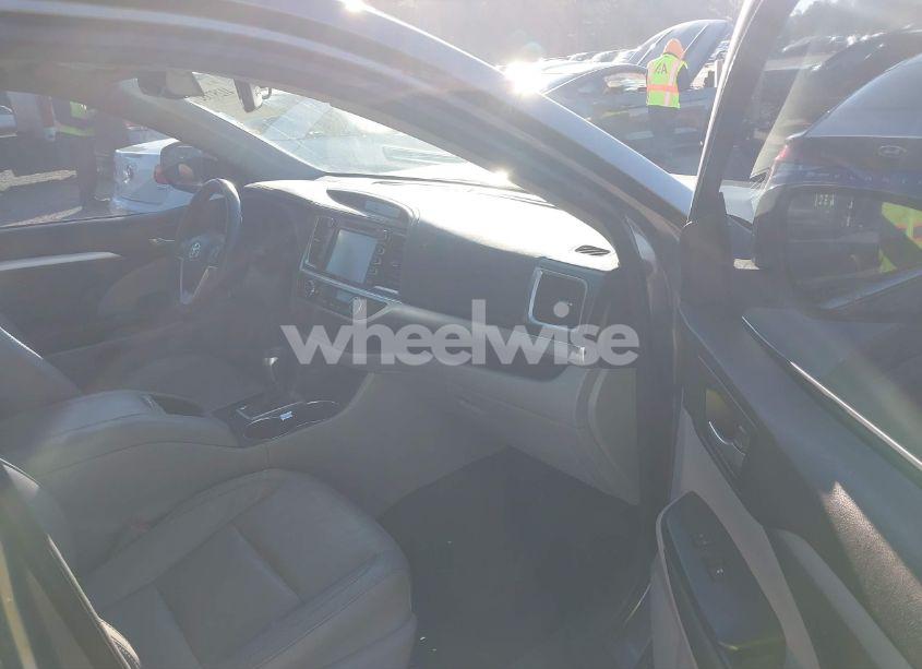 Photo 5 of 2015 Toyota Highlander XLE V6 (VIN 5TDKKRFH1FS117967)