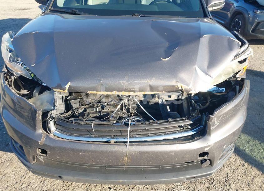 Photo 6 of 2015 Toyota Highlander XLE V6 (VIN 5TDKKRFH1FS117967)