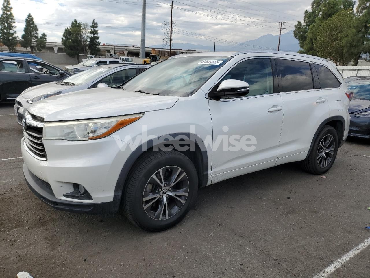 2016 TOYOTA HIGHLANDER XLE (VIN 5TDKKRFH1GS135967) main photo