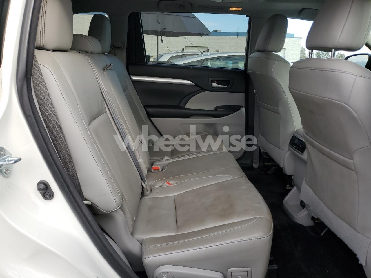 Photo 10 of 2016 TOYOTA HIGHLANDER XLE (VIN 5TDKKRFH1GS135967)