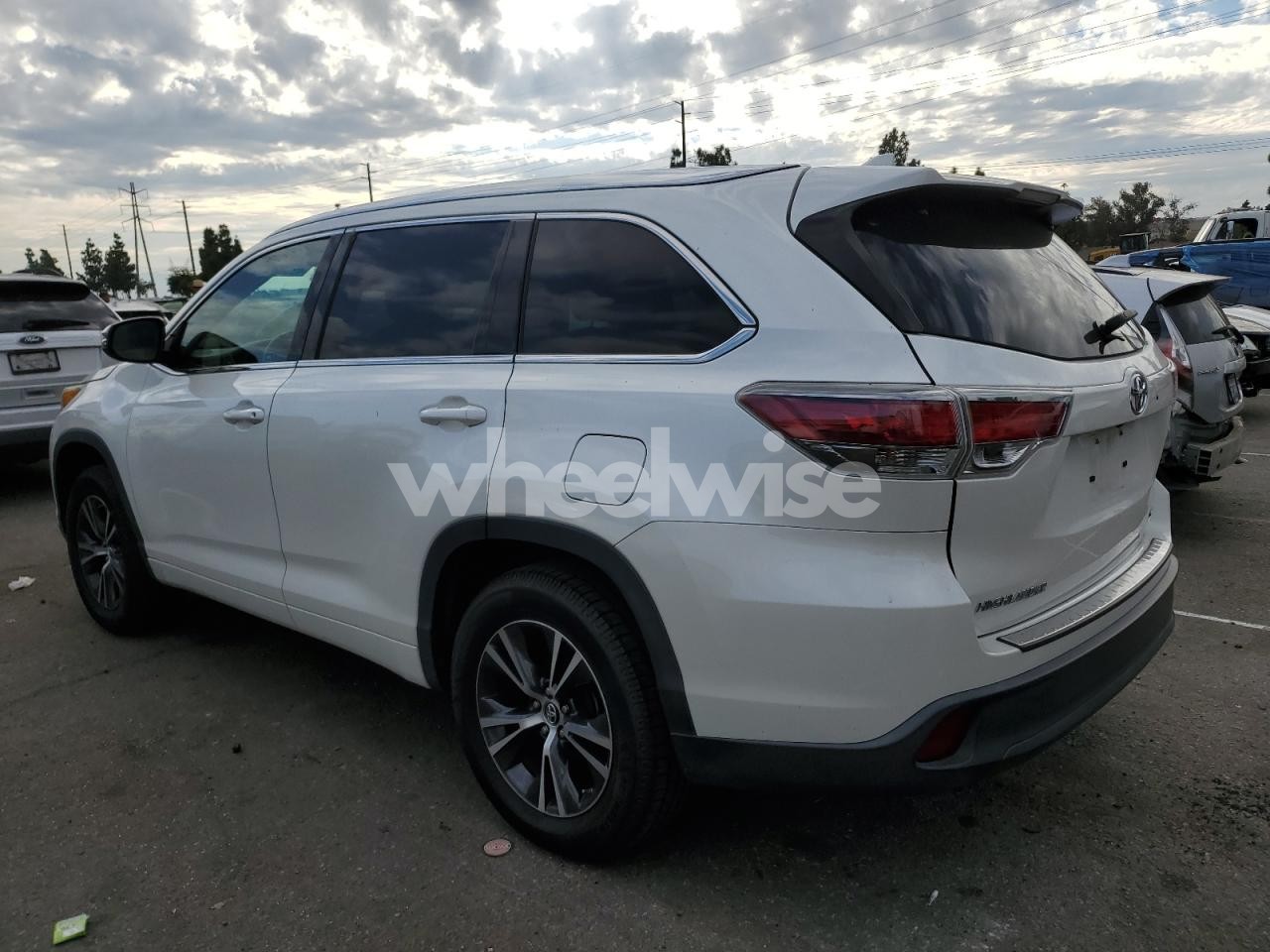 Photo 2 of 2016 TOYOTA HIGHLANDER XLE (VIN 5TDKKRFH1GS135967)
