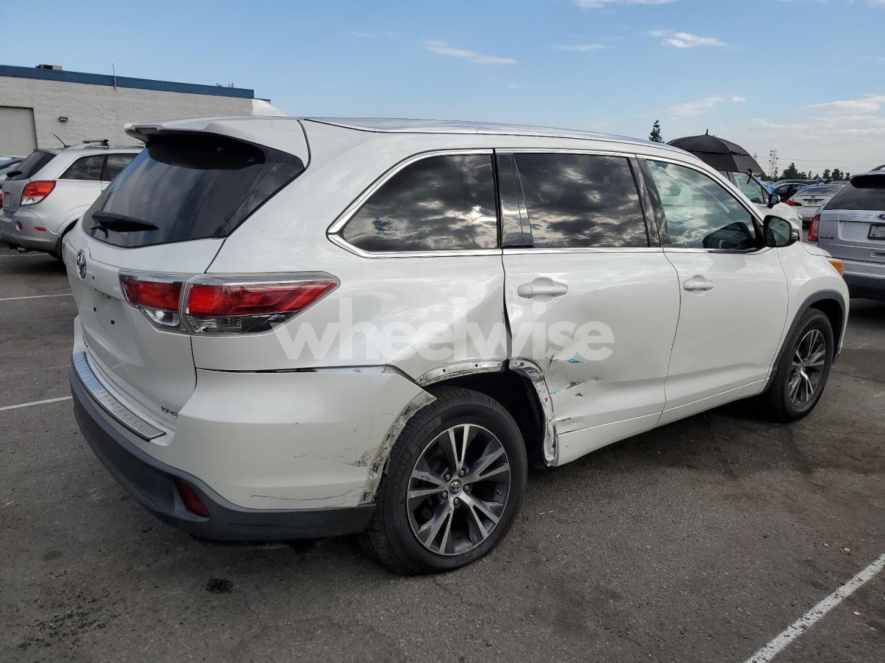 Photo 3 of 2016 TOYOTA HIGHLANDER XLE (VIN 5TDKKRFH1GS135967)