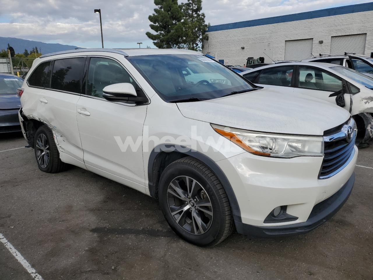 Photo 4 of 2016 TOYOTA HIGHLANDER XLE (VIN 5TDKKRFH1GS135967)