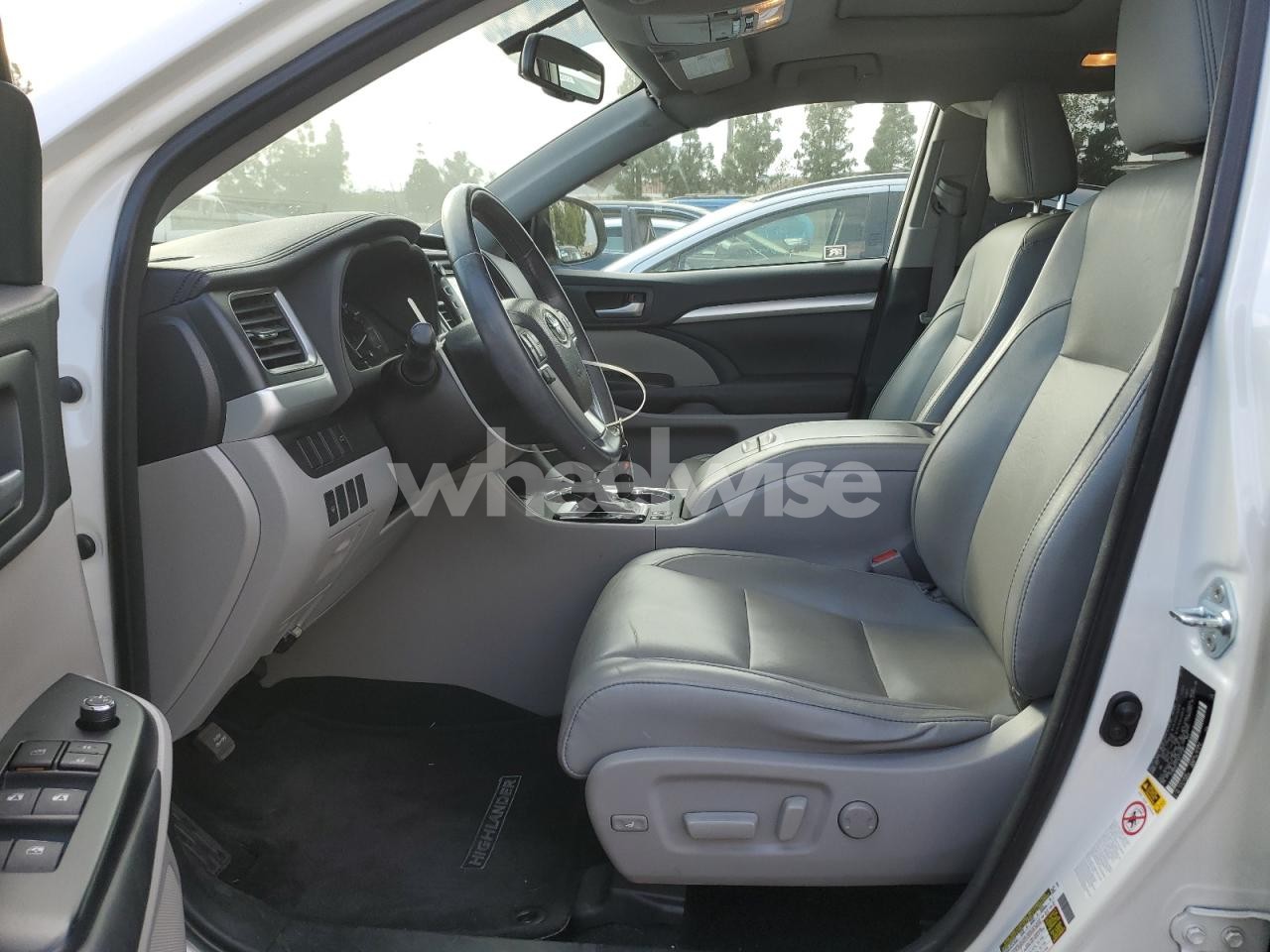Photo 7 of 2016 TOYOTA HIGHLANDER XLE (VIN 5TDKKRFH1GS135967)