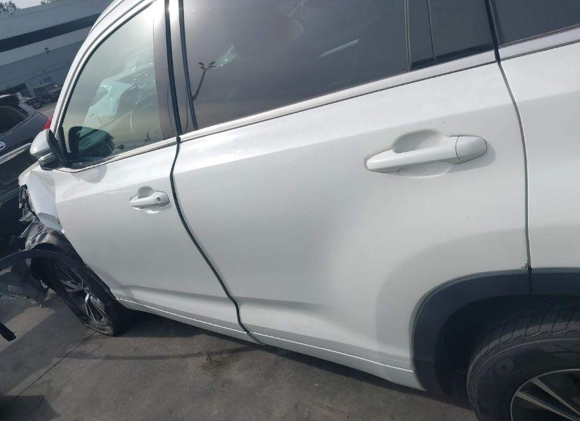 Photo 15 of 2016 Toyota Highlander XLE V6 (VIN 5TDKKRFH1GS176387)