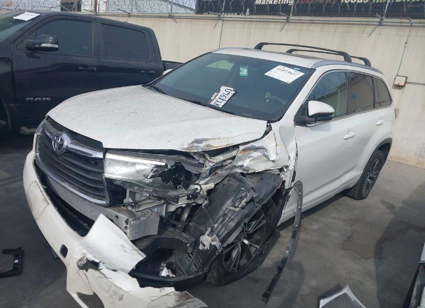 Photo 2 of 2016 Toyota Highlander XLE V6 (VIN 5TDKKRFH1GS176387)