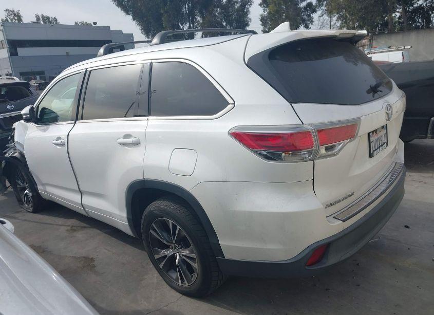 Photo 3 of 2016 Toyota Highlander XLE V6 (VIN 5TDKKRFH1GS176387)