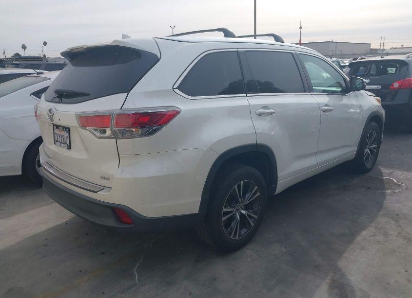 Photo 4 of 2016 Toyota Highlander XLE V6 (VIN 5TDKKRFH1GS176387)
