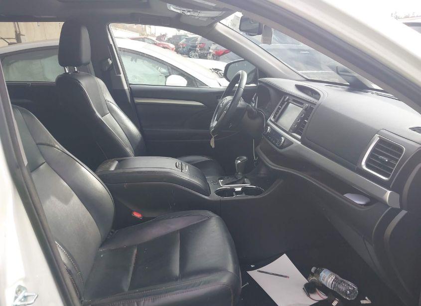 Photo 5 of 2016 Toyota Highlander XLE V6 (VIN 5TDKKRFH1GS176387)