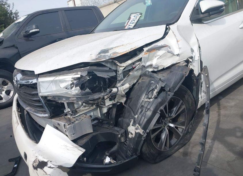 Photo 6 of 2016 Toyota Highlander XLE V6 (VIN 5TDKKRFH1GS176387)