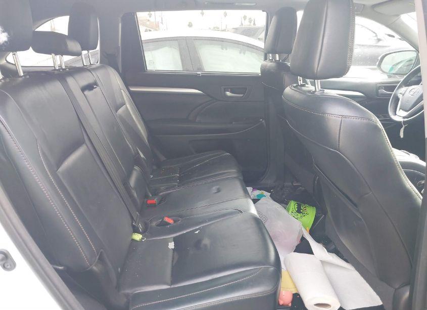 Photo 8 of 2016 Toyota Highlander XLE V6 (VIN 5TDKKRFH1GS176387)