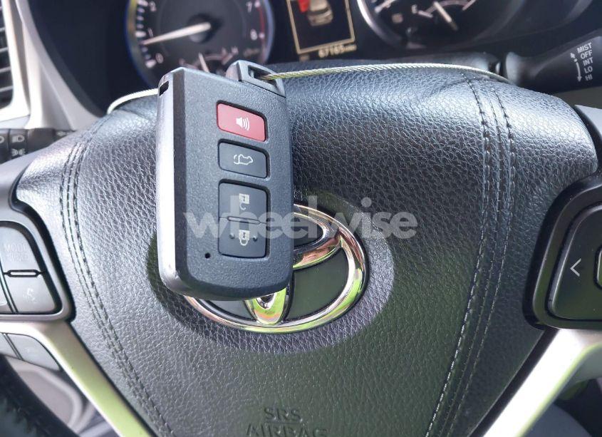 Photo 11 of 2015 Toyota Highlander XLE V6 (VIN 5TDKKRFH2FS115421)