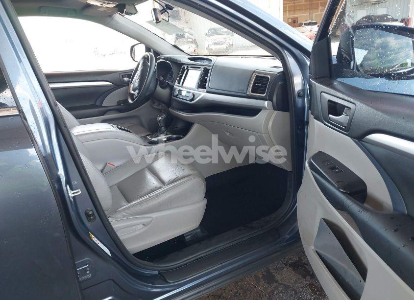 Photo 5 of 2015 Toyota Highlander XLE V6 (VIN 5TDKKRFH2FS115421)