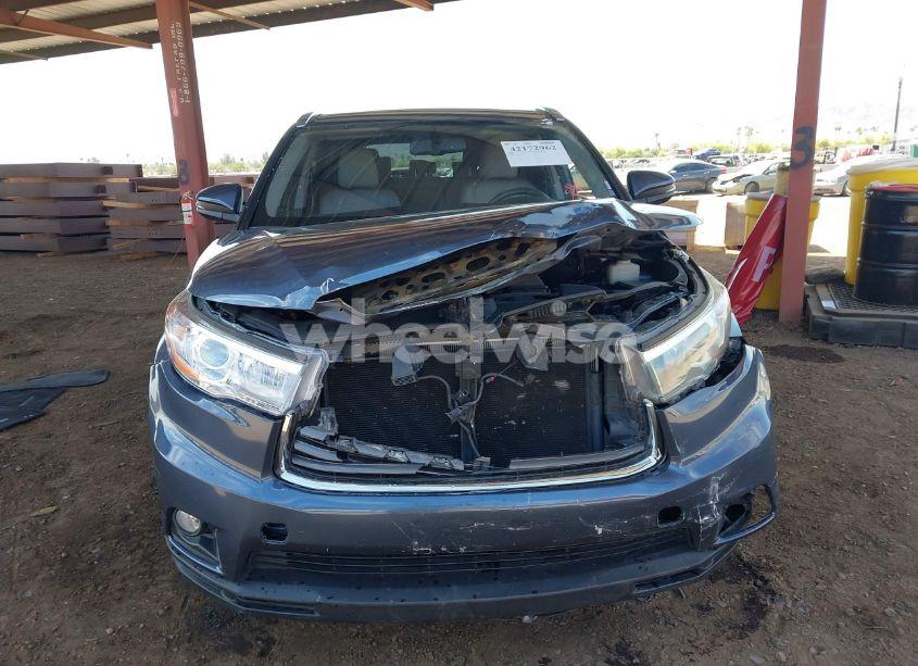 Photo 6 of 2015 Toyota Highlander XLE V6 (VIN 5TDKKRFH2FS115421)