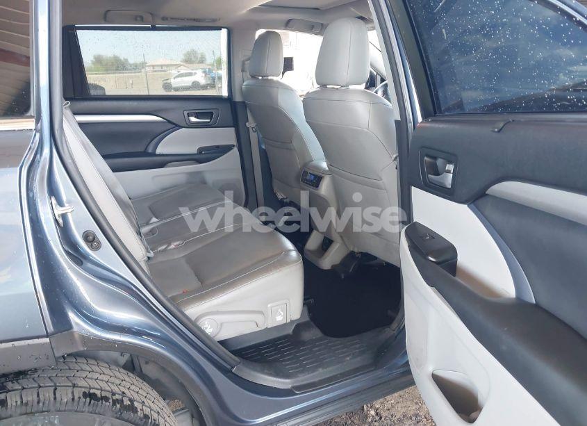 Photo 8 of 2015 Toyota Highlander XLE V6 (VIN 5TDKKRFH2FS115421)