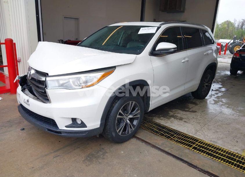 Photo 2 of 2016 Toyota Highlander XLE V6 (VIN 5TDKKRFH2GS165592)