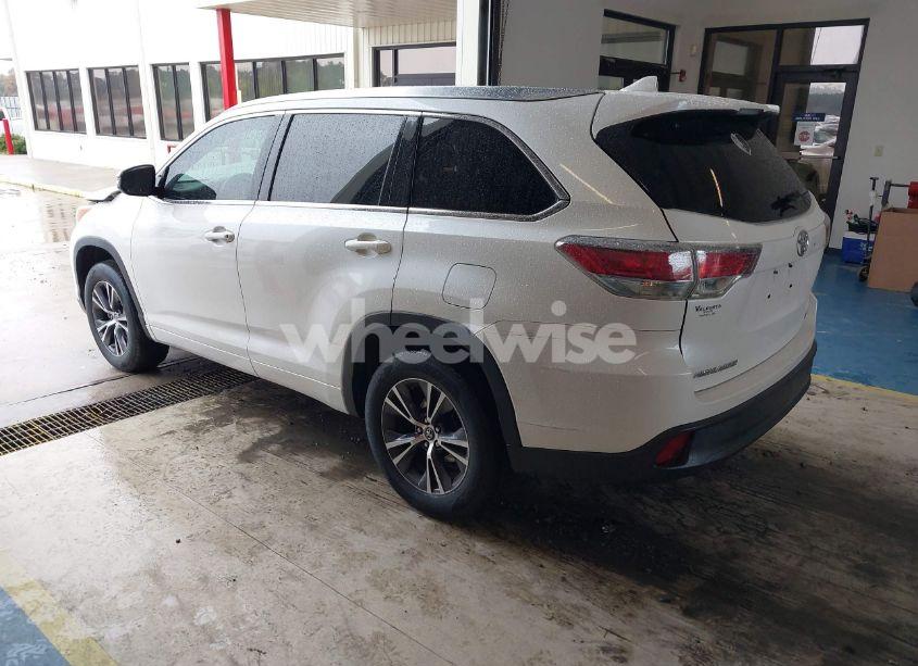 Photo 3 of 2016 Toyota Highlander XLE V6 (VIN 5TDKKRFH2GS165592)