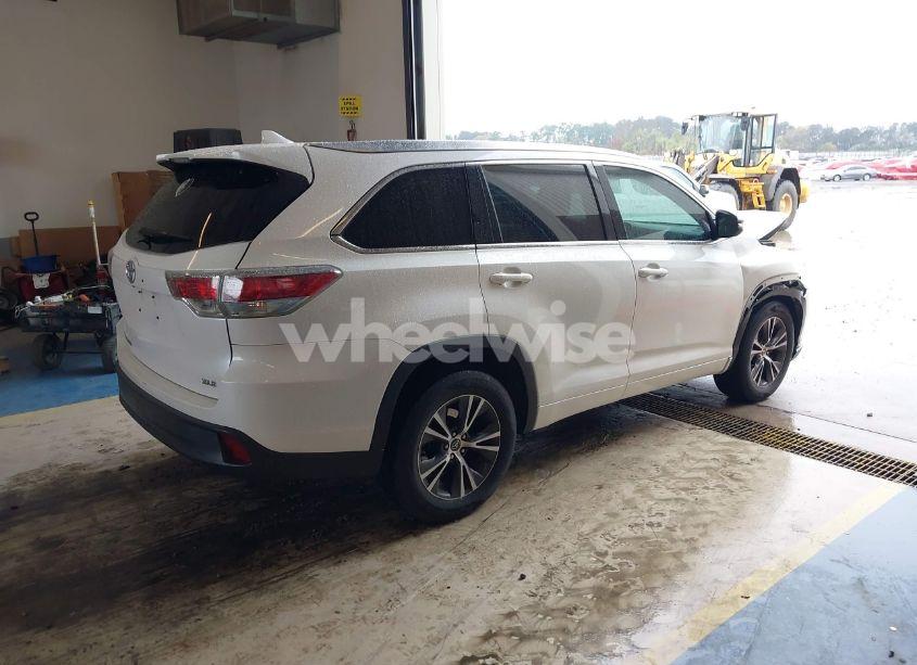 Photo 4 of 2016 Toyota Highlander XLE V6 (VIN 5TDKKRFH2GS165592)