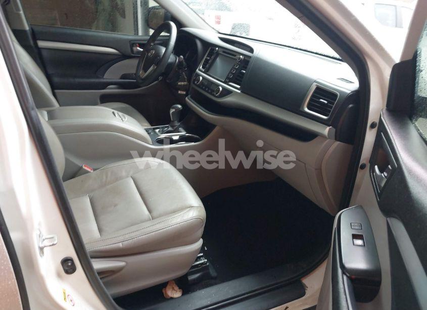 Photo 5 of 2016 Toyota Highlander XLE V6 (VIN 5TDKKRFH2GS165592)