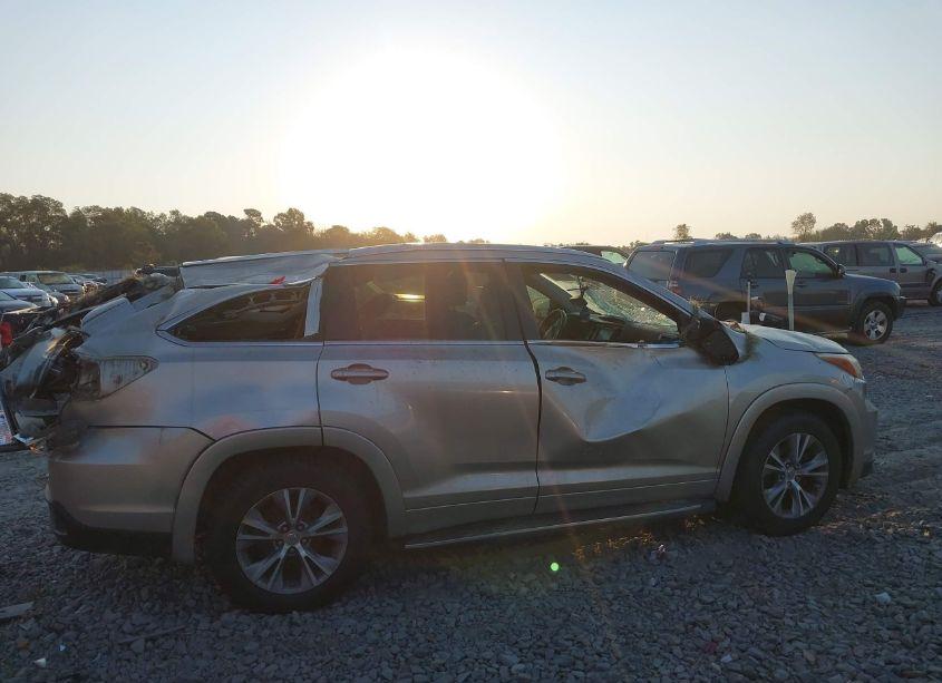 Photo 13 of 2015 Toyota Highlander XLE V6 (VIN 5TDKKRFH3FS097043)