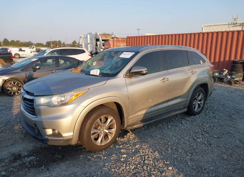 Photo 2 of 2015 Toyota Highlander XLE V6 (VIN 5TDKKRFH3FS097043)
