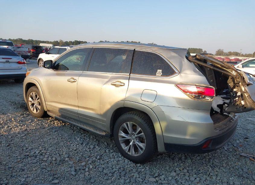 Photo 3 of 2015 Toyota Highlander XLE V6 (VIN 5TDKKRFH3FS097043)