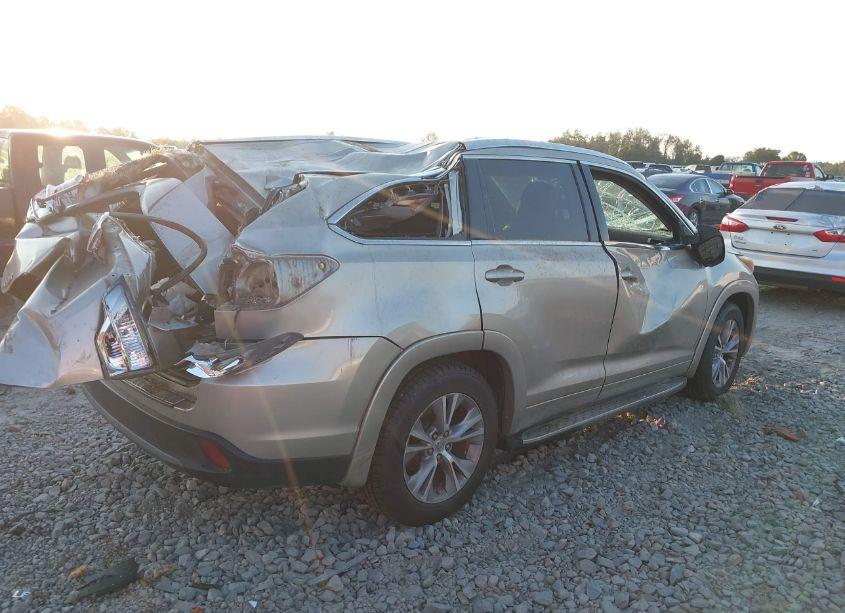 Photo 4 of 2015 Toyota Highlander XLE V6 (VIN 5TDKKRFH3FS097043)