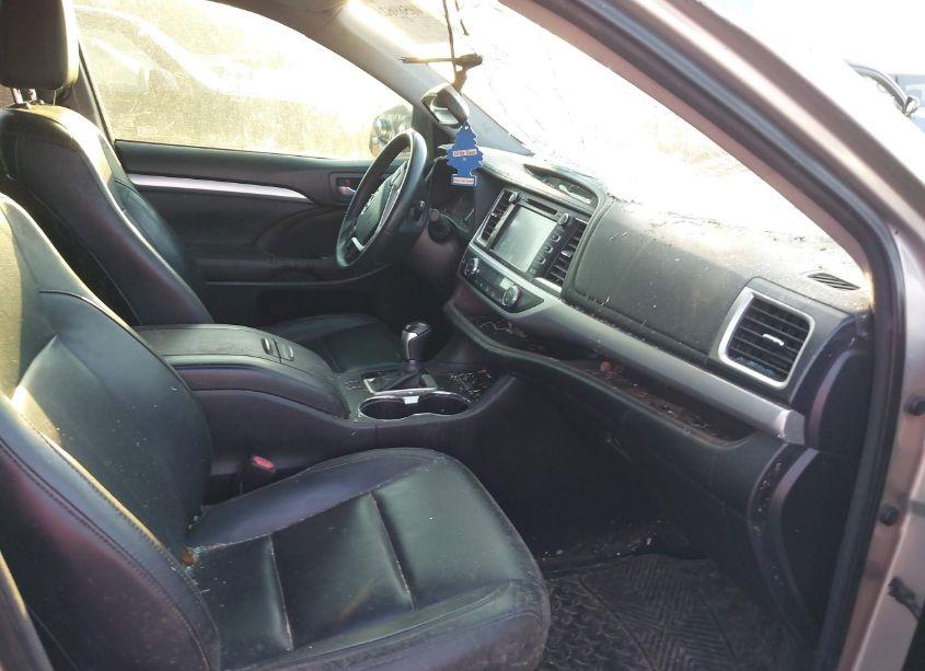 Photo 5 of 2015 Toyota Highlander XLE V6 (VIN 5TDKKRFH3FS097043)