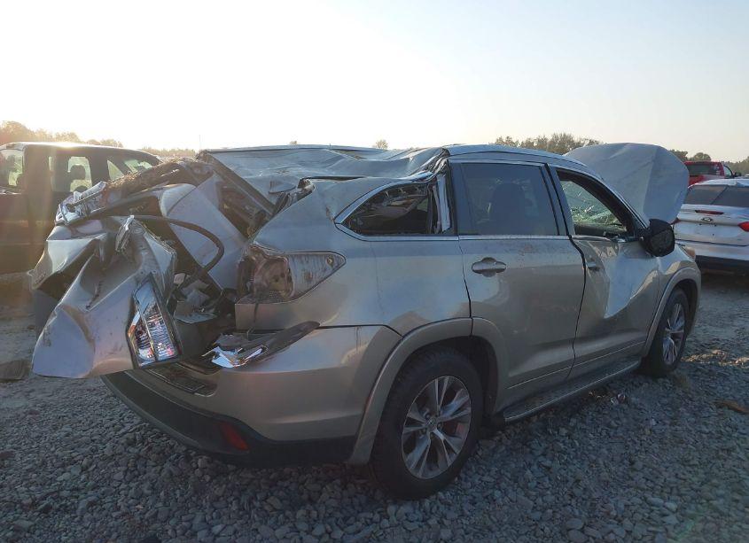 Photo 6 of 2015 Toyota Highlander XLE V6 (VIN 5TDKKRFH3FS097043)