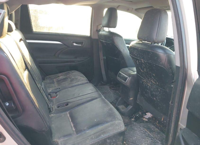 Photo 8 of 2015 Toyota Highlander XLE V6 (VIN 5TDKKRFH3FS097043)