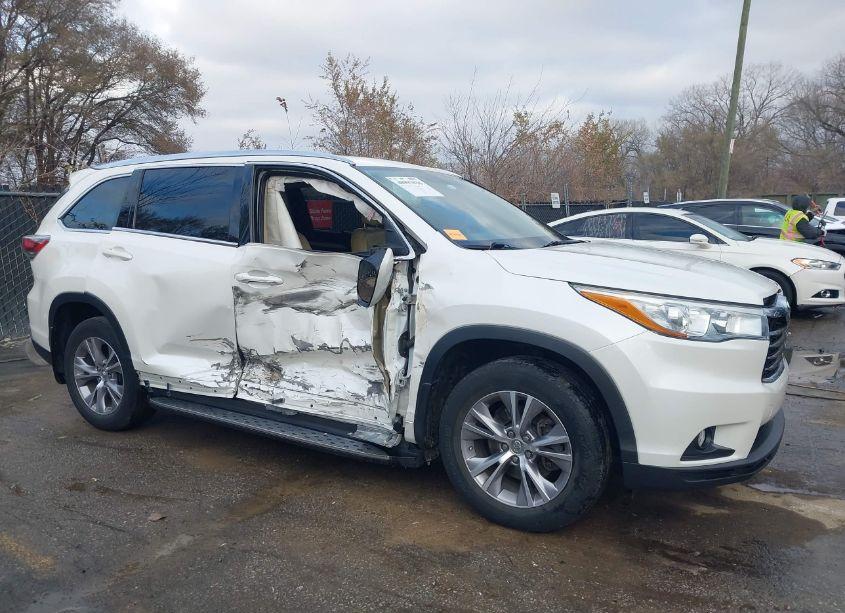Photo 14 of 2015 Toyota Highlander XLE V6 (VIN 5TDKKRFH3FS109773)