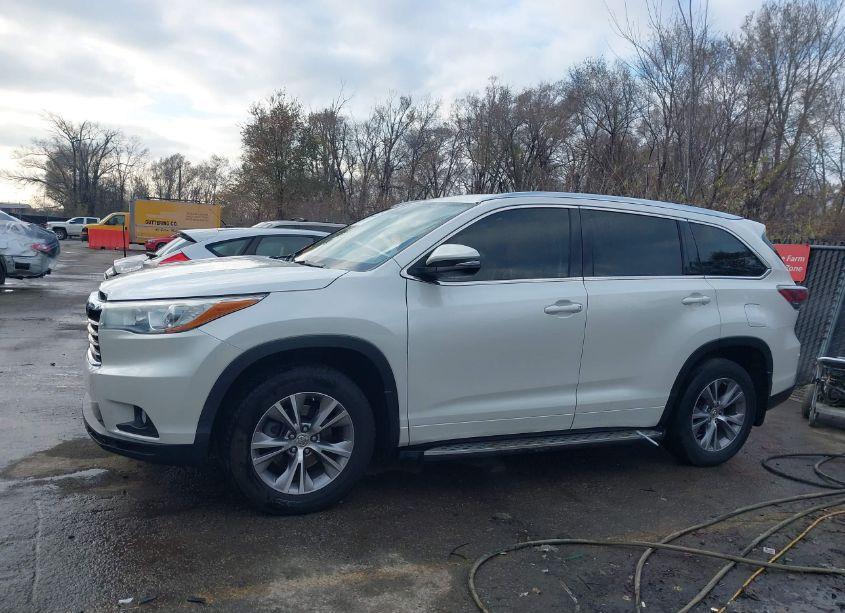 Photo 15 of 2015 Toyota Highlander XLE V6 (VIN 5TDKKRFH3FS109773)