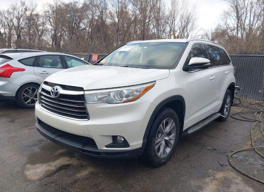 Photo 2 of 2015 Toyota Highlander XLE V6 (VIN 5TDKKRFH3FS109773)