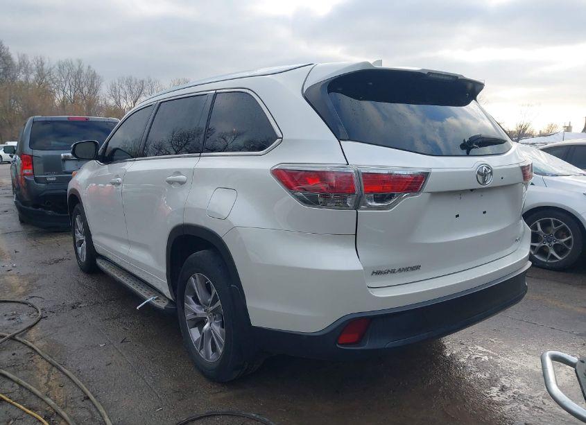 Photo 3 of 2015 Toyota Highlander XLE V6 (VIN 5TDKKRFH3FS109773)