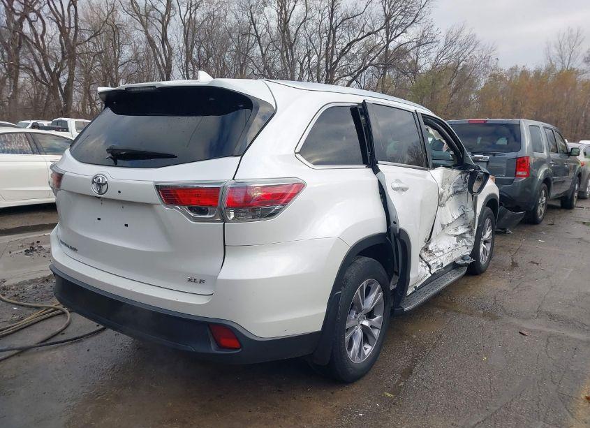 Photo 4 of 2015 Toyota Highlander XLE V6 (VIN 5TDKKRFH3FS109773)