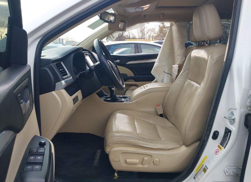 Photo 5 of 2015 Toyota Highlander XLE V6 (VIN 5TDKKRFH3FS109773)