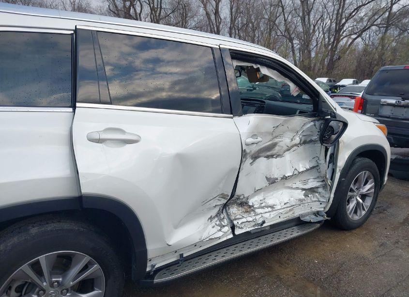 Photo 6 of 2015 Toyota Highlander XLE V6 (VIN 5TDKKRFH3FS109773)