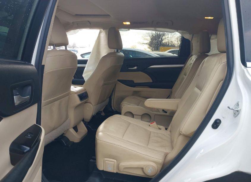Photo 8 of 2015 Toyota Highlander XLE V6 (VIN 5TDKKRFH3FS109773)