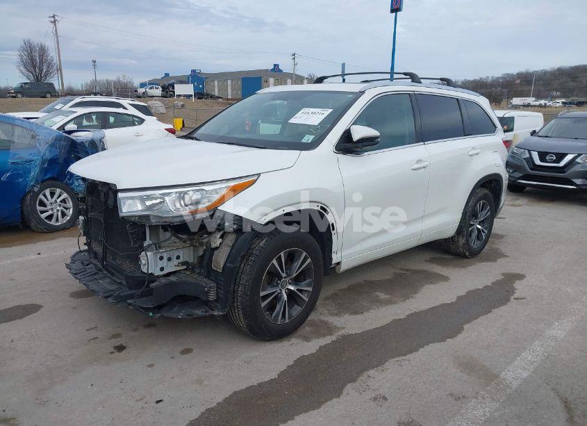 Photo 2 of 2016 Toyota Highlander XLE V6 (VIN 5TDKKRFH3GS153709)