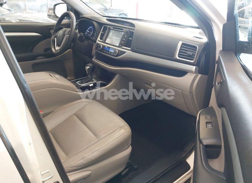 Photo 5 of 2016 Toyota Highlander XLE V6 (VIN 5TDKKRFH3GS153709)