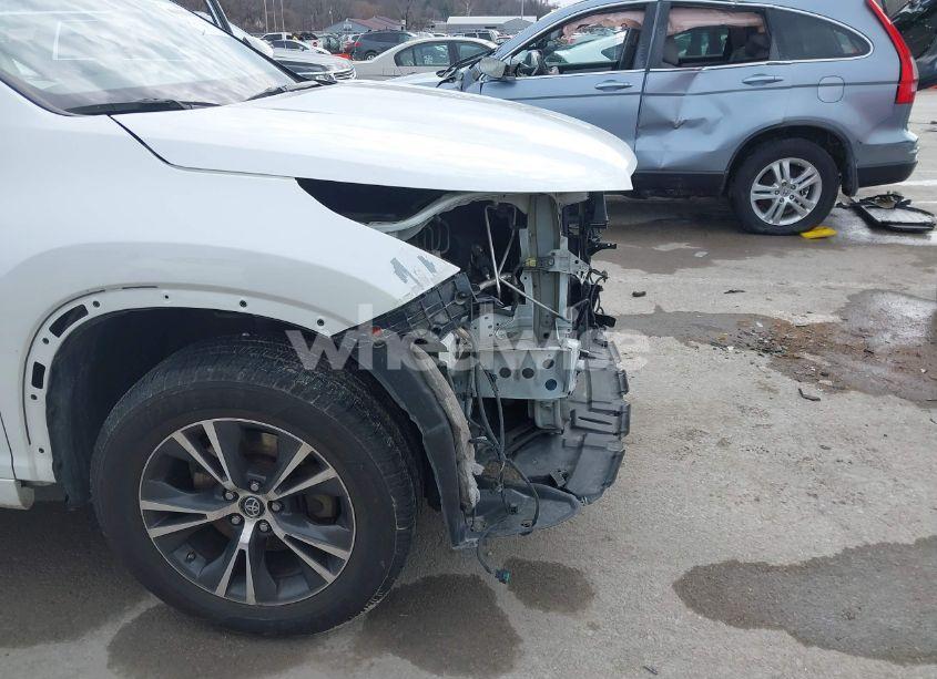 Photo 6 of 2016 Toyota Highlander XLE V6 (VIN 5TDKKRFH3GS153709)
