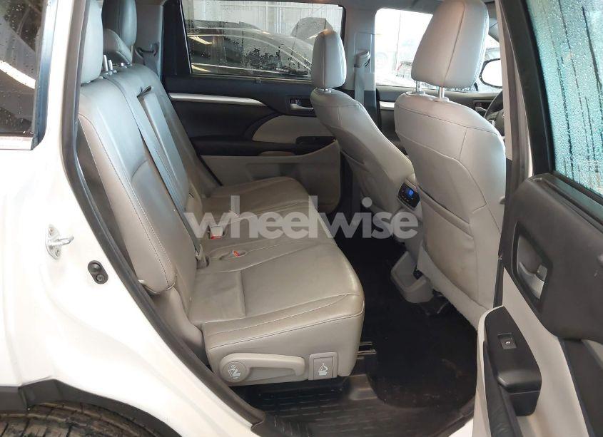 Photo 8 of 2016 Toyota Highlander XLE V6 (VIN 5TDKKRFH3GS153709)