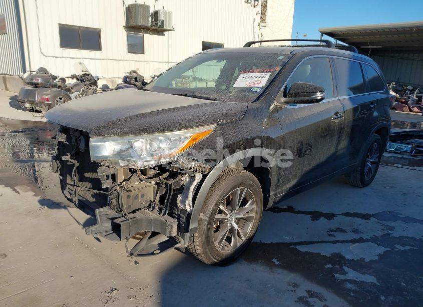Photo 2 of 2016 Toyota Highlander XLE V6 (VIN 5TDKKRFH3GS158392)