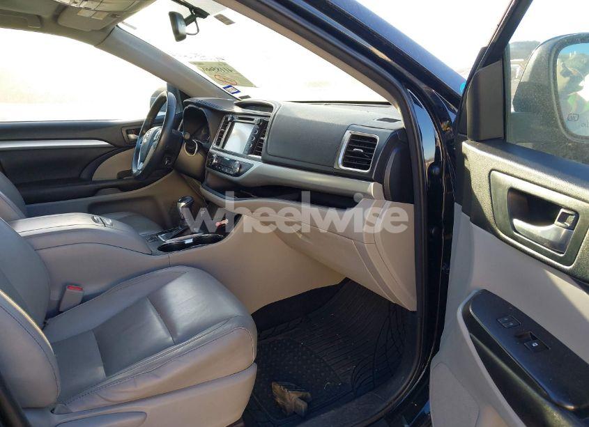 Photo 5 of 2016 Toyota Highlander XLE V6 (VIN 5TDKKRFH3GS158392)