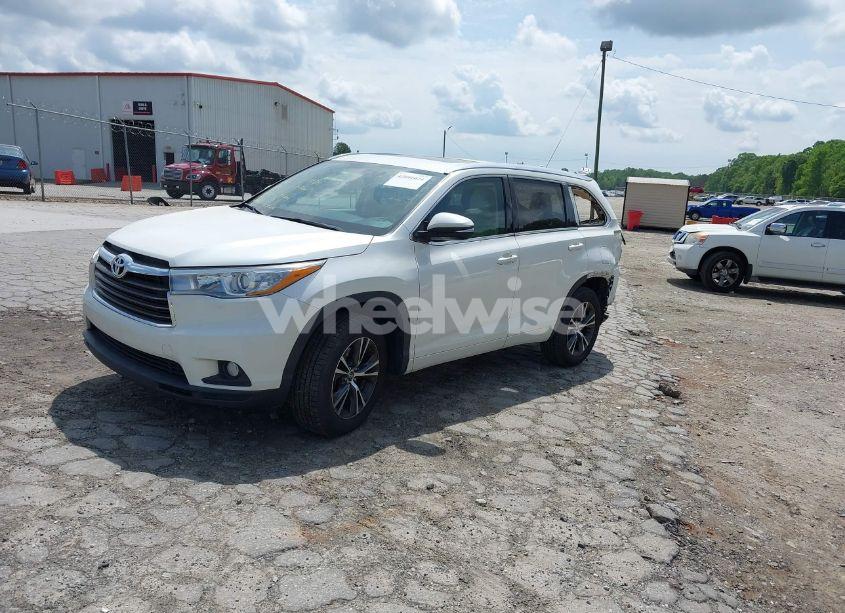 Photo 2 of 2016 Toyota Highlander XLE V6 (VIN 5TDKKRFH3GS170784)