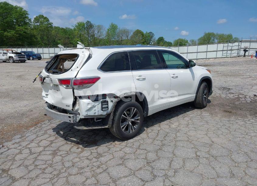 Photo 4 of 2016 Toyota Highlander XLE V6 (VIN 5TDKKRFH3GS170784)